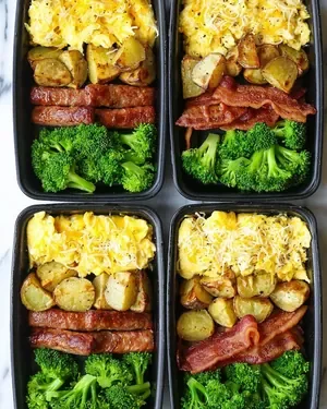 Contenitori di pasti pronti con uova, patate e broccoli